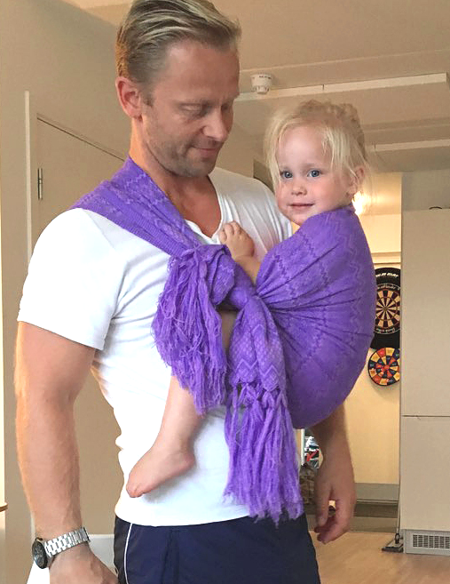 Rebozo Marie Purple tørklæde, far bærer barn i slynge
