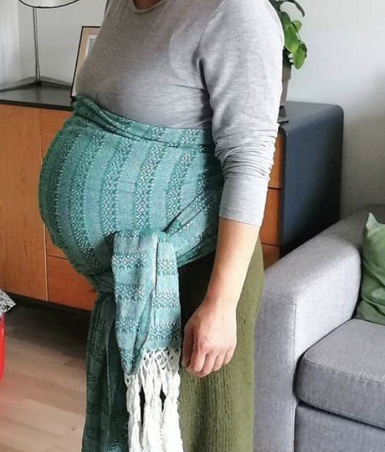 Rebozo Emma Green Mint som støtte til gravid mave