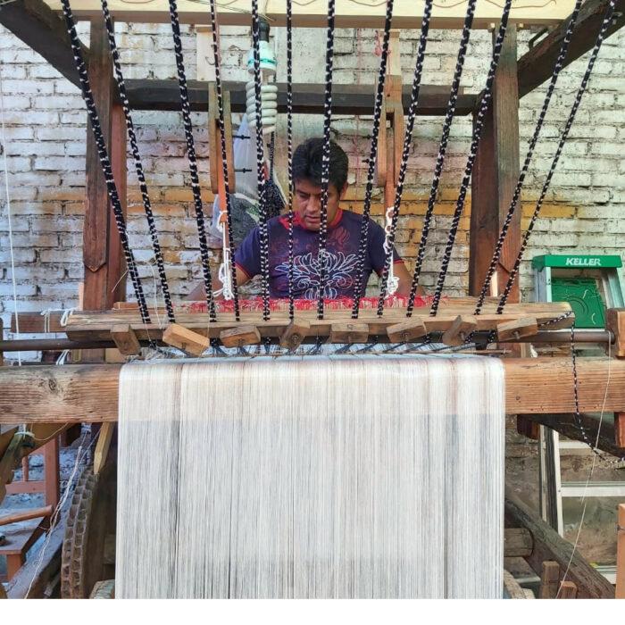 Rebozo væves på pedalvæv af kunsthåndværker i familieværksted i Mexico