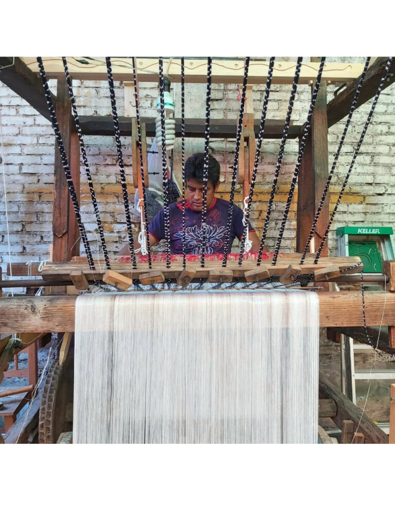 Rebozo væves på pedalvæv af kunsthåndværker i familieværksted i Mexico